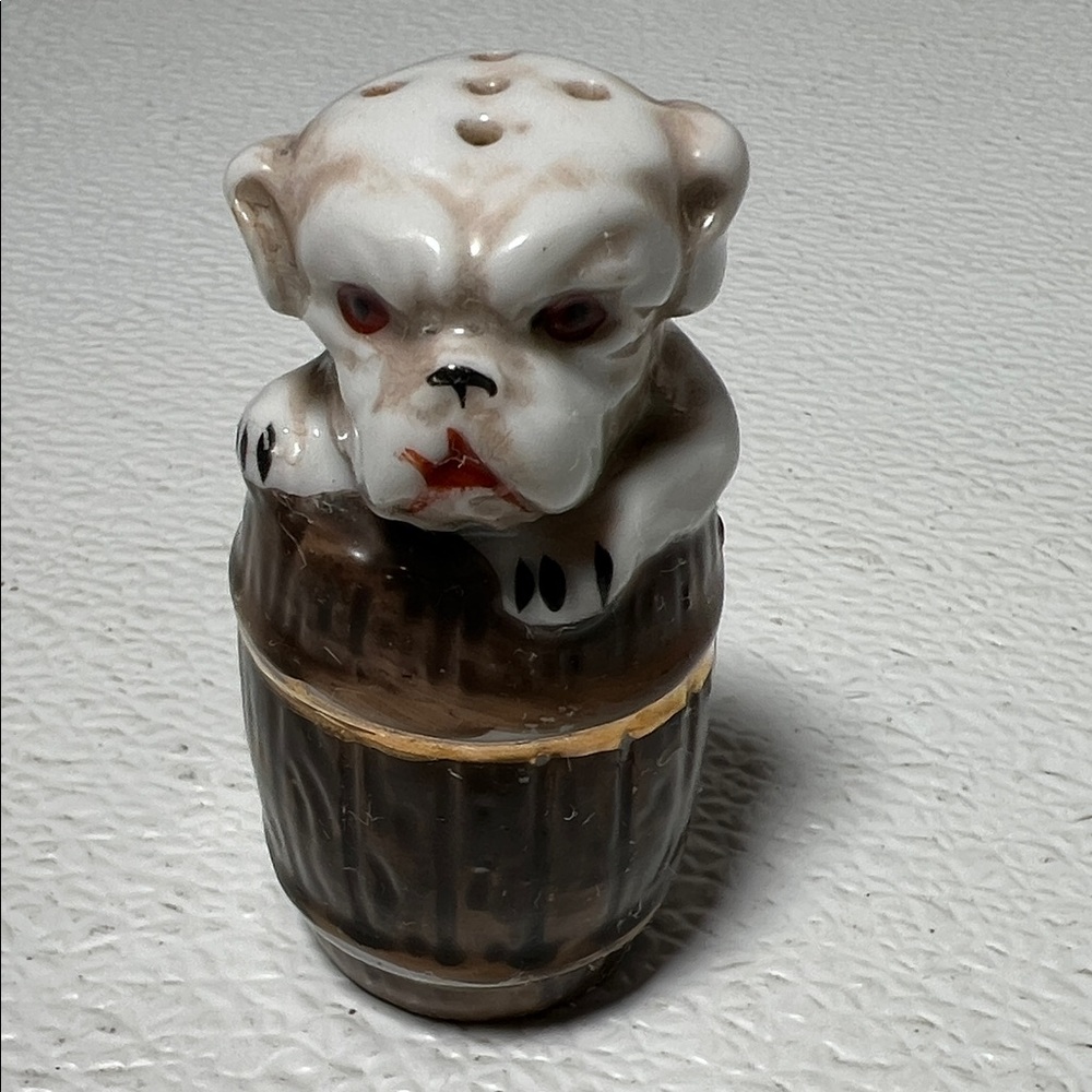 Vintage 60's ENGLISH BULLDOG In Barrels Salt or Pepper Shaker Made Japan